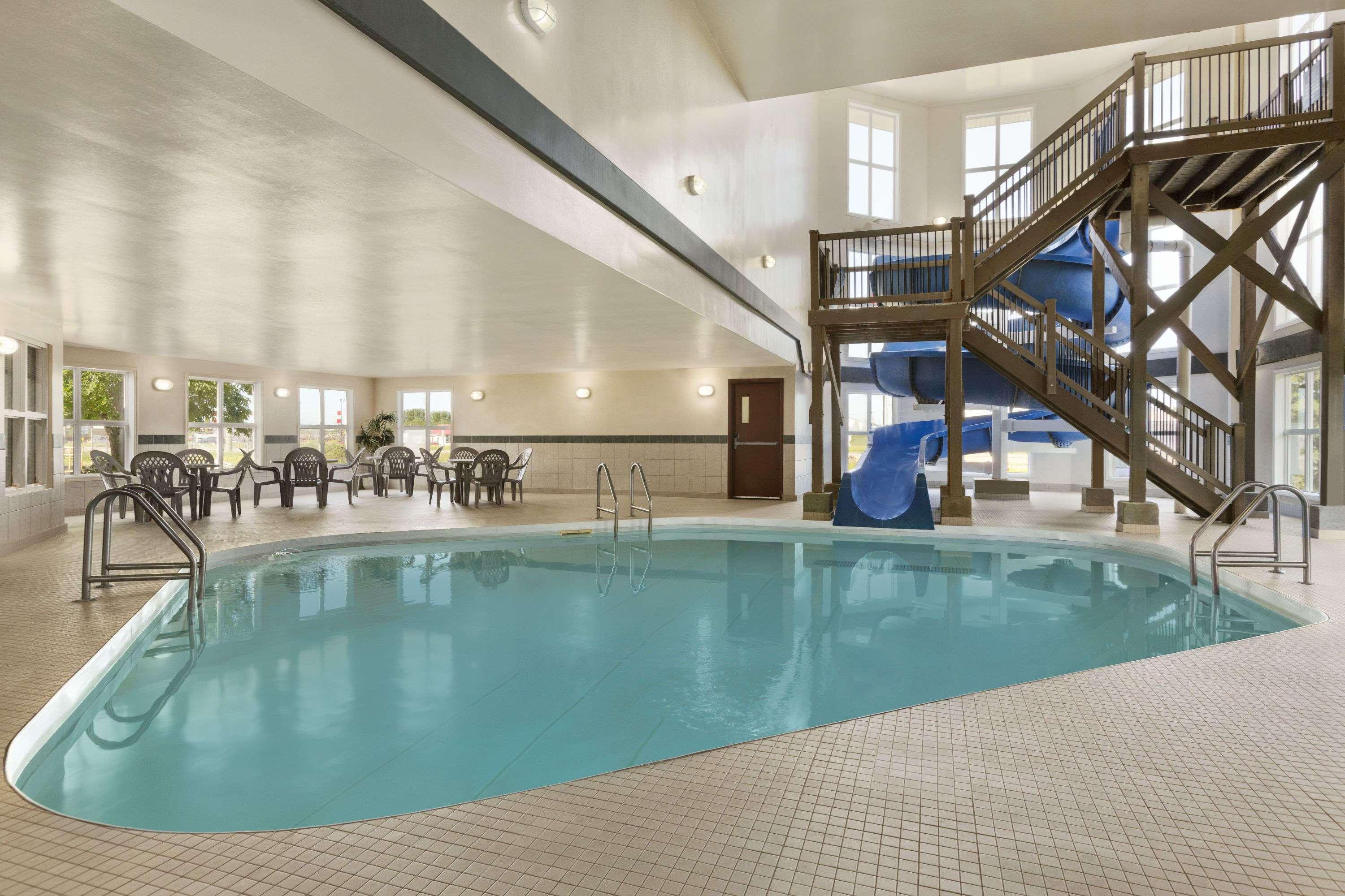 Days Inn By Wyndham Steinbach Exteriör bild