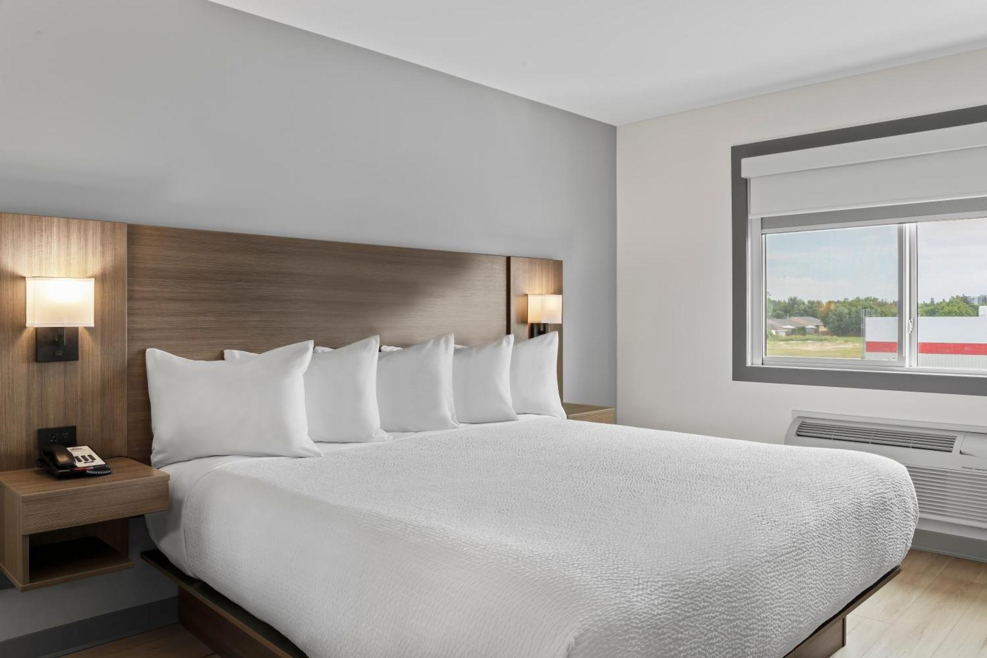 Days Inn By Wyndham Steinbach Exteriör bild